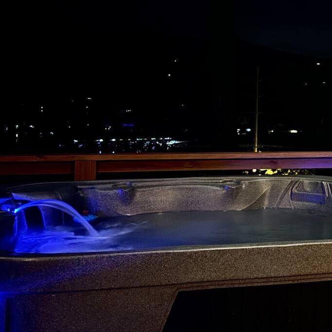 Dome And Mountain Views Hot Tub Luxury tent *