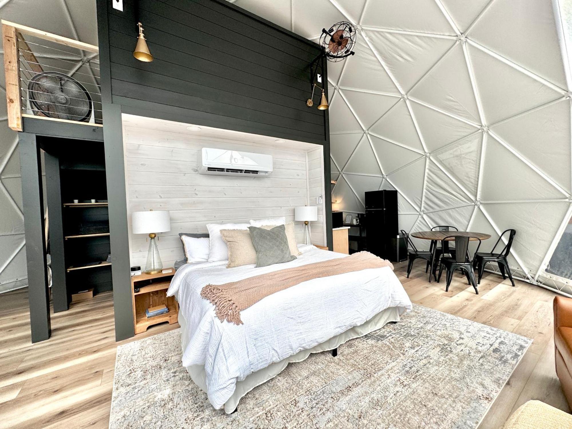 Dome And Mountain Views Hot Tub Luxury tent *